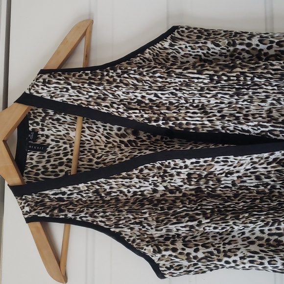 Sioni M Animal print blouse. - Picture 2 of 8